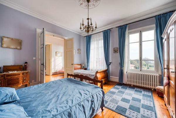 BELLE MAISON DE MAITRE DANS LE CENTRE DE LA TREMBLADE