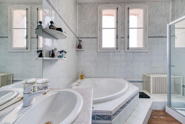 BELLE MAISON DE MAITRE DANS LE CENTRE DE LA TREMBLADE