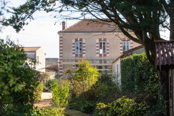BELLE MAISON DE MAITRE DANS LE CENTRE DE LA TREMBLADE