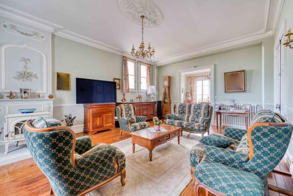 BELLE MAISON DE MAITRE DANS LE CENTRE DE LA TREMBLADE