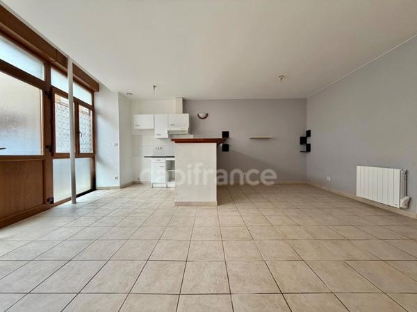 APPARTEMENT T2 DE 48 M2 AU REZ-DE-CHAUSSEE, 1 CHAMBRE, PROCHE ÉCOLES ET COLLÈGES, FIBRE OPTIQUE, CAVE VOUTÉE