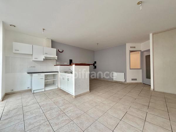 APPARTEMENT T2 DE 48 M2 AU REZ-DE-CHAUSSEE, 1 CHAMBRE, PROCHE ÉCOLES ET COLLÈGES, FIBRE OPTIQUE, CAVE VOUTÉE