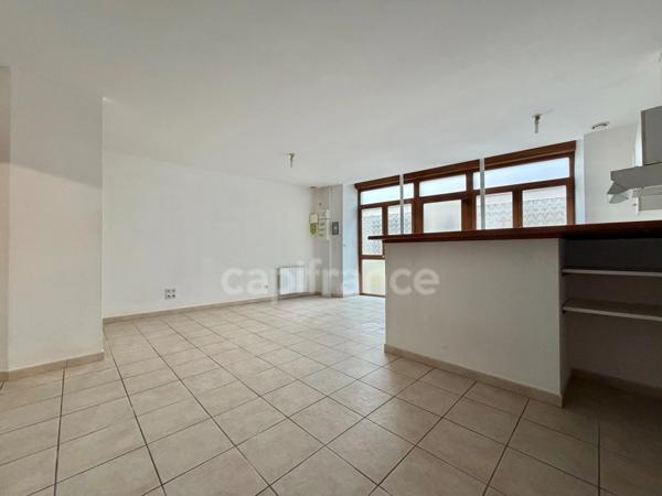 APPARTEMENT T2 DE 48 M2 AU REZ-DE-CHAUSSEE, 1 CHAMBRE, PROCHE ÉCOLES ET COLLÈGES, FIBRE OPTIQUE, CAVE VOUTÉE
