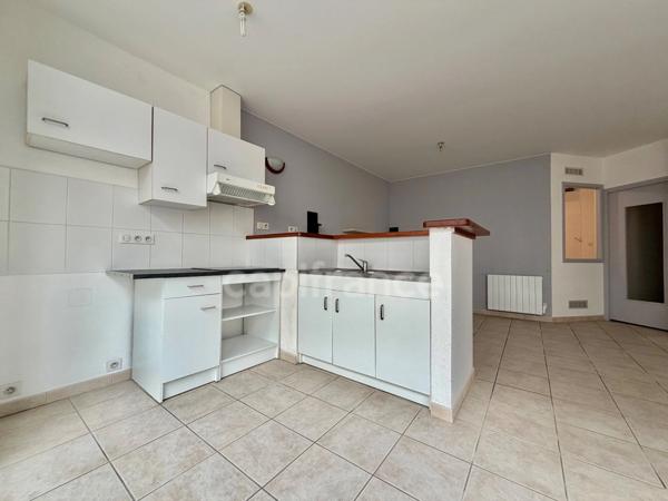 APPARTEMENT T2 DE 48 M2 AU REZ-DE-CHAUSSEE, 1 CHAMBRE, PROCHE ÉCOLES ET COLLÈGES, FIBRE OPTIQUE, CAVE VOUTÉE