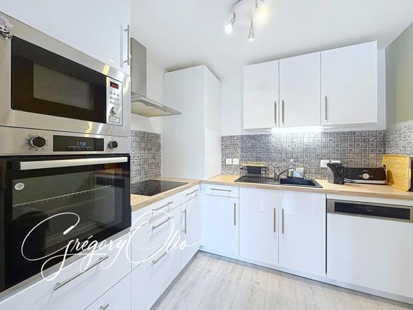 Appartement 2 pièces avec terrasse extérieure et cave en sous-sol