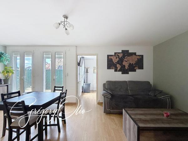 Appartement 2 pièces avec terrasse extérieure et cave en sous-sol