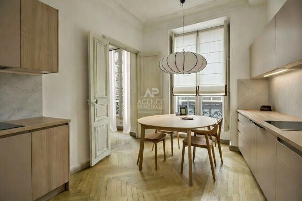 Versailles Notre-Dame Paroisse - Appartement 5 pièces 132 m² carrez situé au 1er étage avec cave et accès à un jardin collectif €1 215 000 ** - Référence 27618