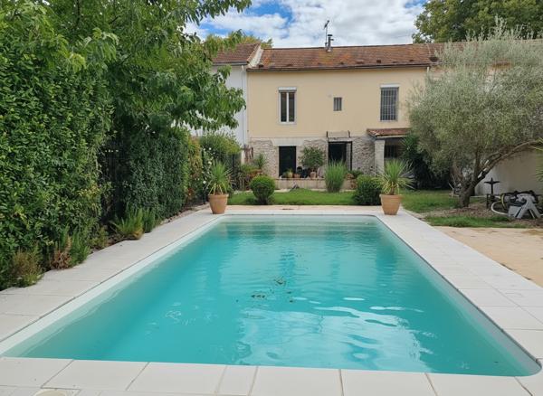 Arles (13200) Quartier Mouleyrès, agréable maison de ville année 60 avec jardin.