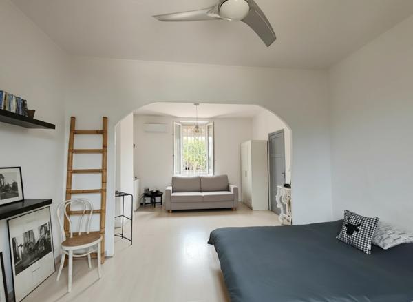 Arles (13200) Quartier Mouleyrès, agréable maison de ville année 60 avec jardin.