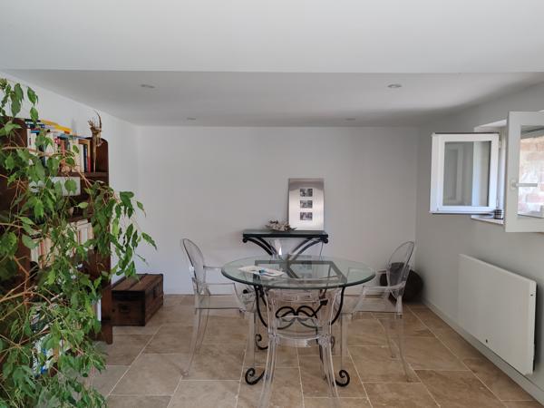 Arles (13200) Quartier Mouleyrès, agréable maison de ville année 60 avec jardin.