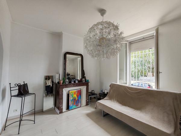 Arles (13200) Quartier Mouleyrès, agréable maison de ville année 60 avec jardin.