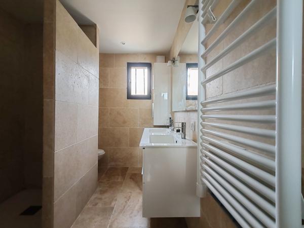 Arles (13200) Quartier Mouleyrès, agréable maison de ville année 60 avec jardin.