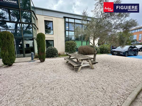 BUREAUX EN BON ÉTAT CLOISONNÉS DANS UN ENVIRONNEMENT BOISÉ