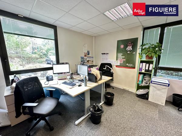 BUREAUX EN BON ÉTAT CLOISONNÉS DANS UN ENVIRONNEMENT BOISÉ