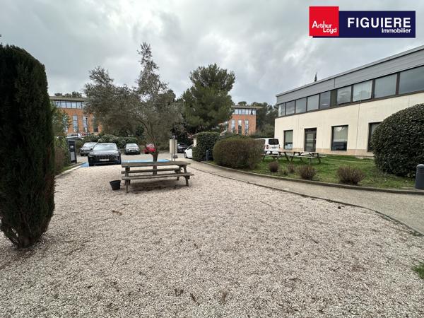 BUREAUX EN BON ÉTAT CLOISONNÉS DANS UN ENVIRONNEMENT BOISÉ