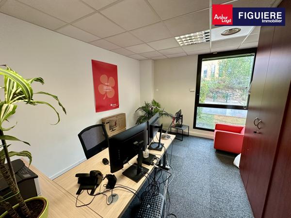 BUREAUX EN BON ÉTAT CLOISONNÉS DANS UN ENVIRONNEMENT BOISÉ