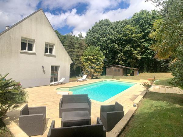 Vente maison familiale de 213m2 à Chateaubriant avec cinq chambres, sur un terrain arboré de plus de 2 hectares avec piscine
