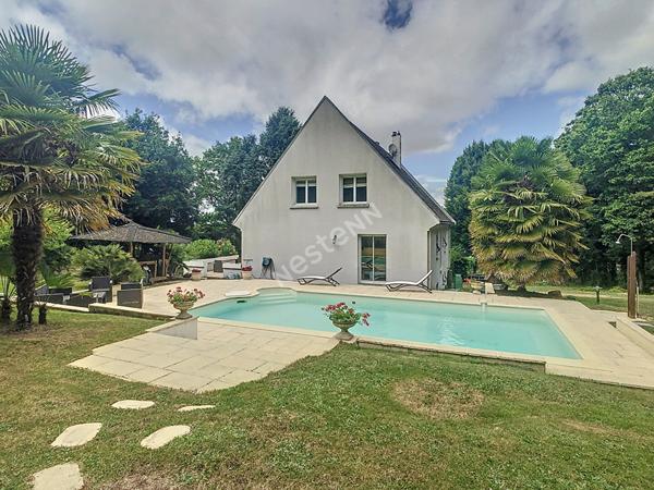 Vente maison familiale de 213m2 à Chateaubriant avec cinq chambres, sur un terrain arboré de plus de 2 hectares avec piscine