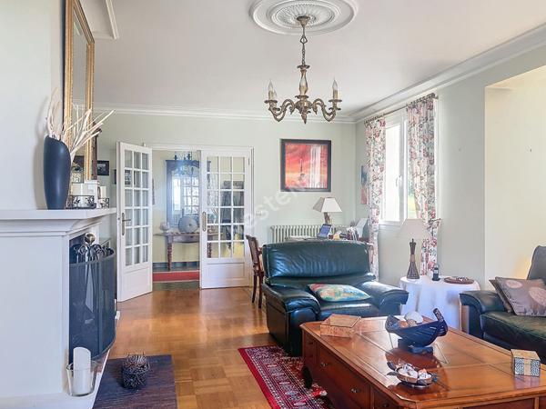 Vente maison familiale de 213m2 à Chateaubriant avec cinq chambres, sur un terrain arboré de plus de 2 hectares avec piscine