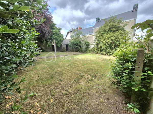 Vous rêvez d’espace, de charme authentique et d’une vie ultra-pratique au quotidien ? Laissez-vous séduire par cette magnifique demeure en pierre offrant 158 m² de surface habitable, idéalement implantée sur un superbe terrain clos et arboré de 833 m² !
​Une très belle occasion pour installer votre famille dans un cadre chaleureux, verdoyant et proche de tout.

​✨ Les points forts qui font la différence :
​Des volumes exceptionnels : Une magnifique hauteur sous plafond de 2,80 m qui apporte de la luminosité, un volume aérien et un cachet fou à chaque pièce.
​Un espace de vie idéal pour la famille : La maison dispose de 6 pièces au total, comprenant 4 belles chambres spacieuses et une salle d'eau et un dressing indépendant. 

​Un incroyable potentiel d'évolution : Un grand grenier, déjà isolé, offre de superbes volumes prêts à être aménagés selon vos envies ! Idéal pour y créer une grande salle de jeux, un bureau ou deux chambres supplémentaires pour agrandir la maison.
​Deux garages fermés : Un espace rare et très recherché ! Vous profitez d'un premier garage en sous-sol et d'un second garage totalement indépendant.

🌳 ​Un grand jardin privatif : Le terrain de 833 m² entoure la maison. Entièrement clos, il est parfait pour les enfants👩‍👦‍👦, les animaux 🐕 ou vos futurs barbecues d'été 🍖🥩.

​📍 Une localisation et une accessibilité parfaites :
Une vraie vie à pied et sans stress ! La maison se situe à seulement 600 mètres du bourg de Bricquebec et à 200 mètres d'une grande surface commerciale.

🚌 Le + confort : Les transports en commun sont accessibles à deux pas, facilitant tous vos déplacements.

​📸 Pour préserver l'intimité du bien, toutes les photos ne sont pas diffusées en ligne. Contactez-moi pour plus d'informations. 

​📬 Cette maison a tout pour devenir votre futur cocon ? Ne laissez pas passer cette opportunité ! Contactez-moi dès maintenant 💬 pour échanger sur votre projet et planifier une visite.