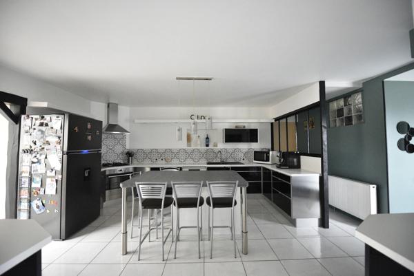 Maison familiale 4 chambres, garage, jardin, terrasse et dépendance – secteur recherché proche écoles (27200)