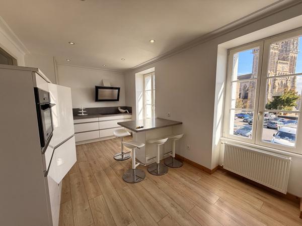29250 SAINT POL DE LEON Saint-Pol-de-Léon, plein centre ville, appartement meublé 3 chambres en duplex.
