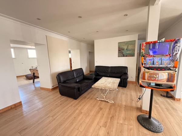 29250 SAINT POL DE LEON Saint-Pol-de-Léon, plein centre ville, appartement meublé 3 chambres en duplex.