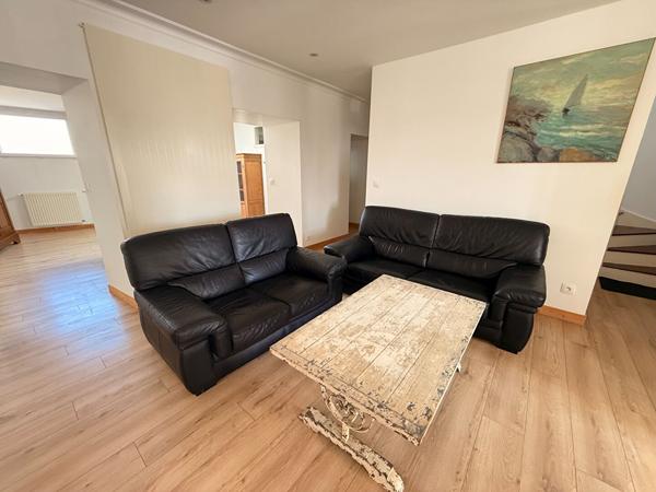 29250 SAINT POL DE LEON Saint-Pol-de-Léon, plein centre ville, appartement meublé 3 chambres en duplex.