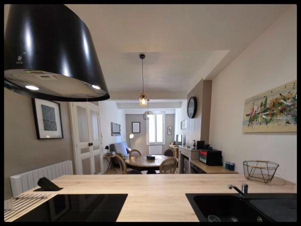 Maison à vendre 4 pièces PEZENAS (34), Coeur Historique proche place de la République - Entièrement rénovée + Garage en location