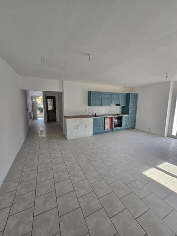 à vendre grande piéces de vie , grande terrasse, parking privatif , cave, 200 m mer  LA TREMBLADE (17)
