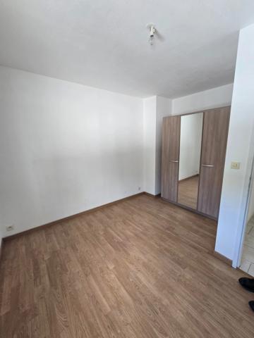 à vendre grande piéces de vie , grande terrasse, parking privatif , cave, 200 m mer  LA TREMBLADE (17)