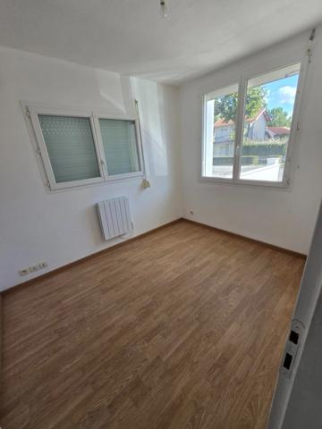 à vendre grande piéces de vie , grande terrasse, parking privatif , cave, 200 m mer  LA TREMBLADE (17)