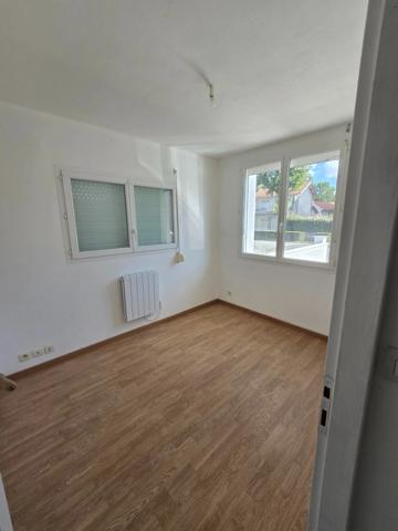 à vendre grande piéces de vie , grande terrasse, parking privatif , cave, 200 m mer  LA TREMBLADE (17)