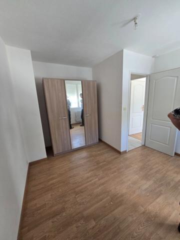 à vendre grande piéces de vie , grande terrasse, parking privatif , cave, 200 m mer  LA TREMBLADE (17)