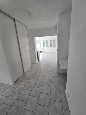 à vendre grande piéces de vie , grande terrasse, parking privatif , cave, 200 m mer  LA TREMBLADE (17)