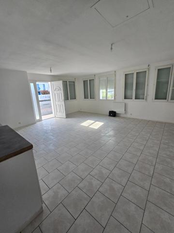 à vendre grande piéces de vie , grande terrasse, parking privatif , cave, 200 m mer  LA TREMBLADE (17)