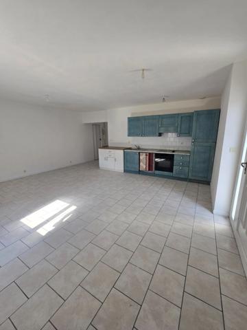 à vendre grande piéces de vie , grande terrasse, parking privatif , cave, 200 m mer  LA TREMBLADE (17)