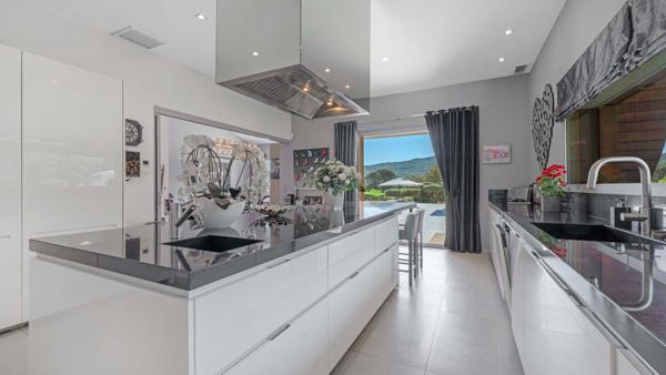 Vente Villa de luxe Le Plan-de-la-Tour 12 Pièces 385 m²