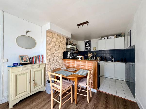 "Versailles Saint-Louis" Dernier étage ! Charmant 3 pièces de 43,70 m² avec vue dégagée ! Loyer 960 €/mois charges comprises **  - Référence  28031