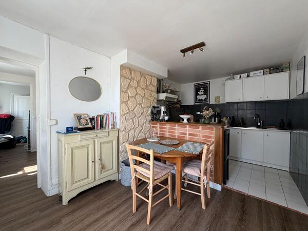 "Versailles Saint-Louis" Dernier étage ! Charmant 3 pièces de 43,70 m² avec vue dégagée ! Loyer 960 €/mois charges comprises **  - Référence  28031
