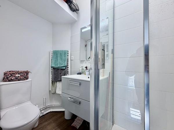 "Versailles Saint-Louis" Dernier étage ! Charmant 3 pièces de 43,70 m² avec vue dégagée ! Loyer 960 €/mois charges comprises **  - Référence  28031