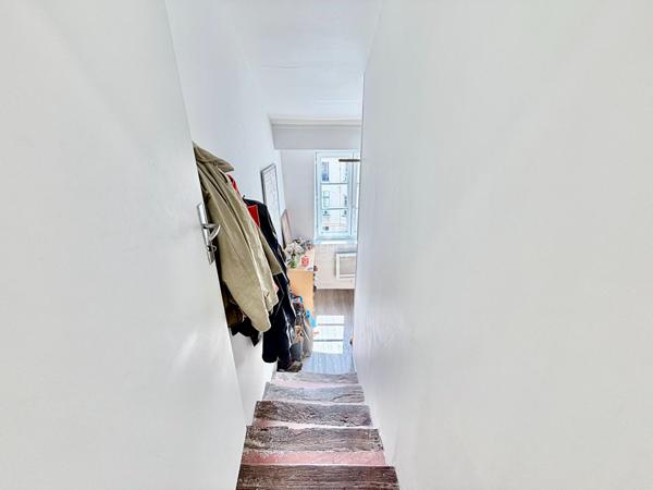 "Versailles Saint-Louis" Dernier étage ! Charmant 3 pièces de 43,70 m² avec vue dégagée ! Loyer 960 €/mois charges comprises **  - Référence  28031