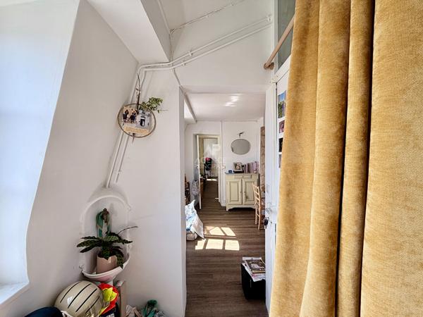"Versailles Saint-Louis" Dernier étage ! Charmant 3 pièces de 43,70 m² avec vue dégagée ! Loyer 960 €/mois charges comprises **  - Référence  28031