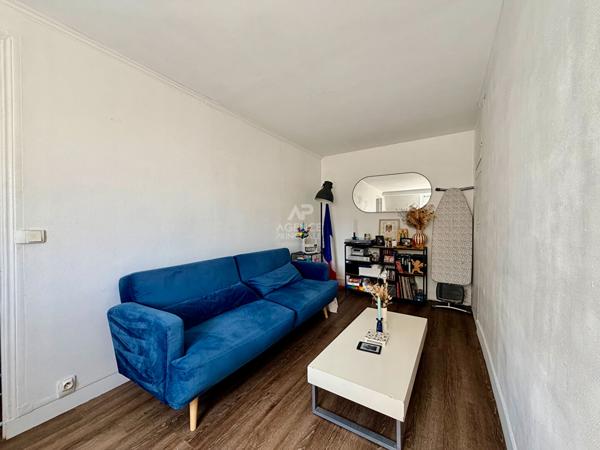 "Versailles Saint-Louis" Dernier étage ! Charmant 3 pièces de 43,70 m² avec vue dégagée ! Loyer 960 €/mois charges comprises **  - Référence  28031