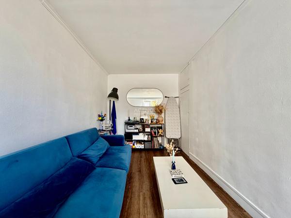 "Versailles Saint-Louis" Dernier étage ! Charmant 3 pièces de 43,70 m² avec vue dégagée ! Loyer 960 €/mois charges comprises **  - Référence  28031