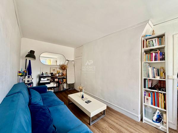 "Versailles Saint-Louis" Dernier étage ! Charmant 3 pièces de 43,70 m² avec vue dégagée ! Loyer 960 €/mois charges comprises **  - Référence  28031