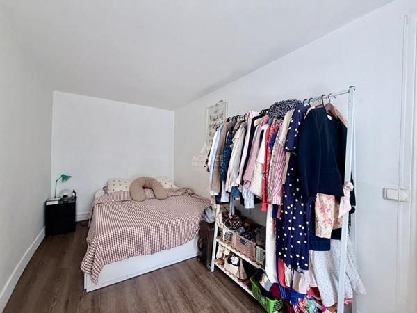 "Versailles Saint-Louis" Dernier étage ! Charmant 3 pièces de 43,70 m² avec vue dégagée ! Loyer 960 €/mois charges comprises **  - Référence  28031