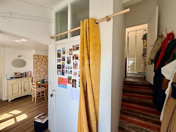 "Versailles Saint-Louis" Dernier étage ! Charmant 3 pièces de 43,70 m² avec vue dégagée ! Loyer 960 €/mois charges comprises **  - Référence  28031