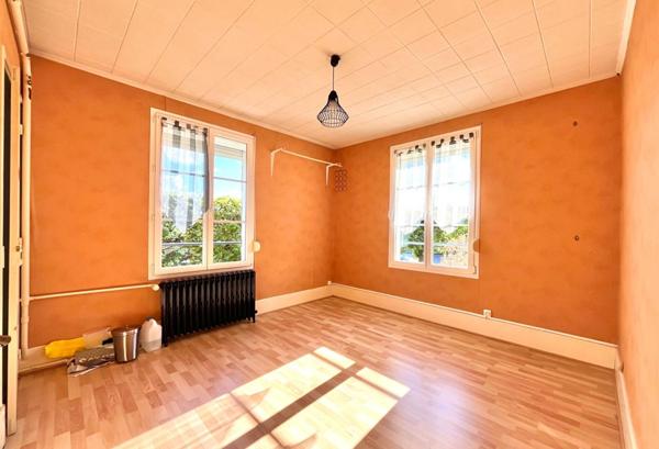 Maison 7 pièce(s) 128 m²  HYPER-CENTRE de NOYON  - 5 chambres et Garage