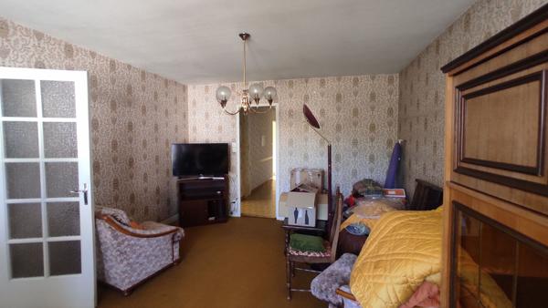 Maison de plain pied dans quartier proche du centre ville de quatre chambres.